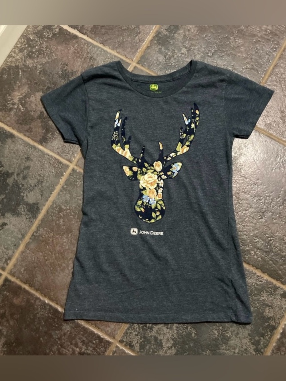 John Deere Dark Gray Floral Deer Head Short Sleeve Tee Women’s Size S